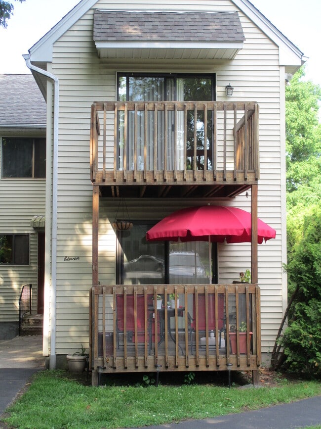 Building Photo - 11 Cove View Dr