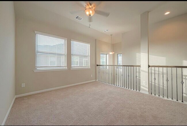 Building Photo - 8700 Laurel Crest Dr