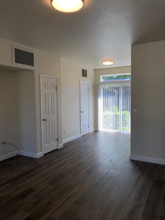 Building Photo - 1000 Prospect Ave