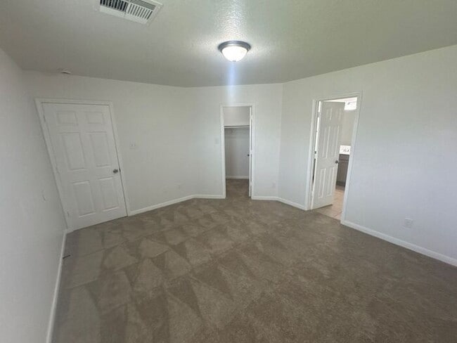 Building Photo - Spacious Hockley Home with Attached 2-Car ...