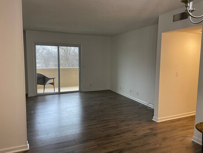 Building Photo - Awesome 2 Bedroom Condo Near the River!