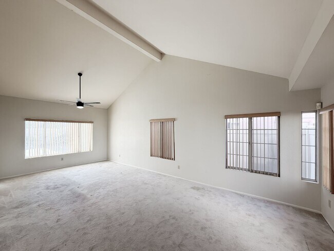 Building Photo - 40041 Zamura Ct