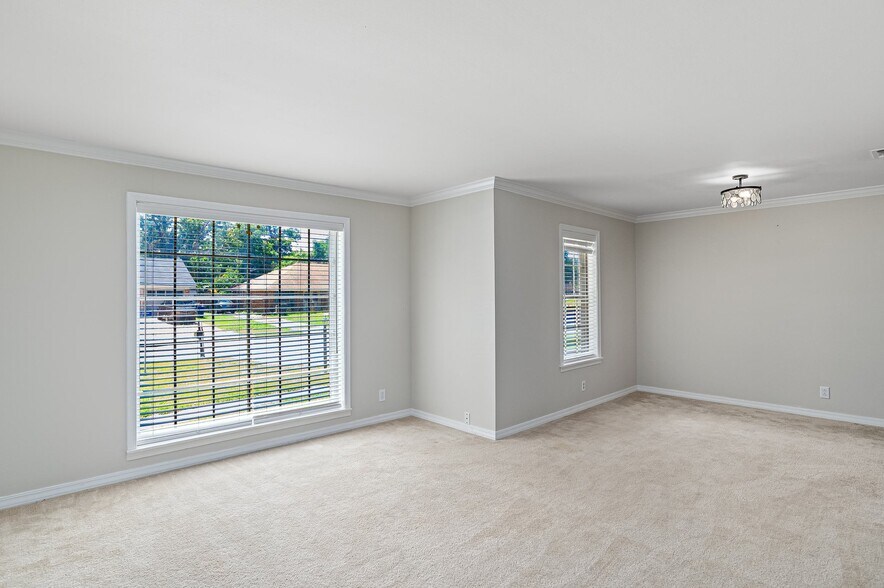 Building Photo - 1554 Westbury Dr