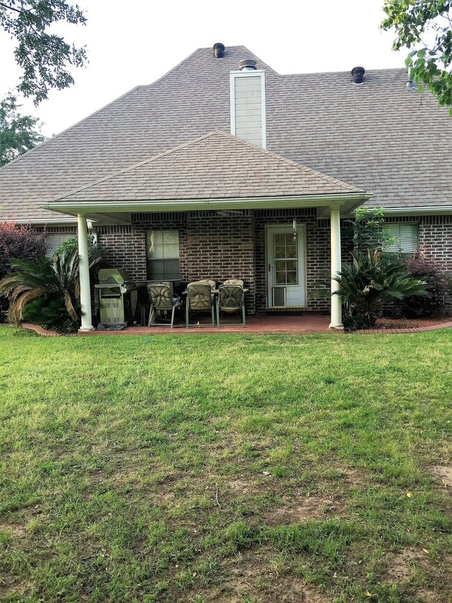 Building Photo - Beautiful home in Bayou Bend....