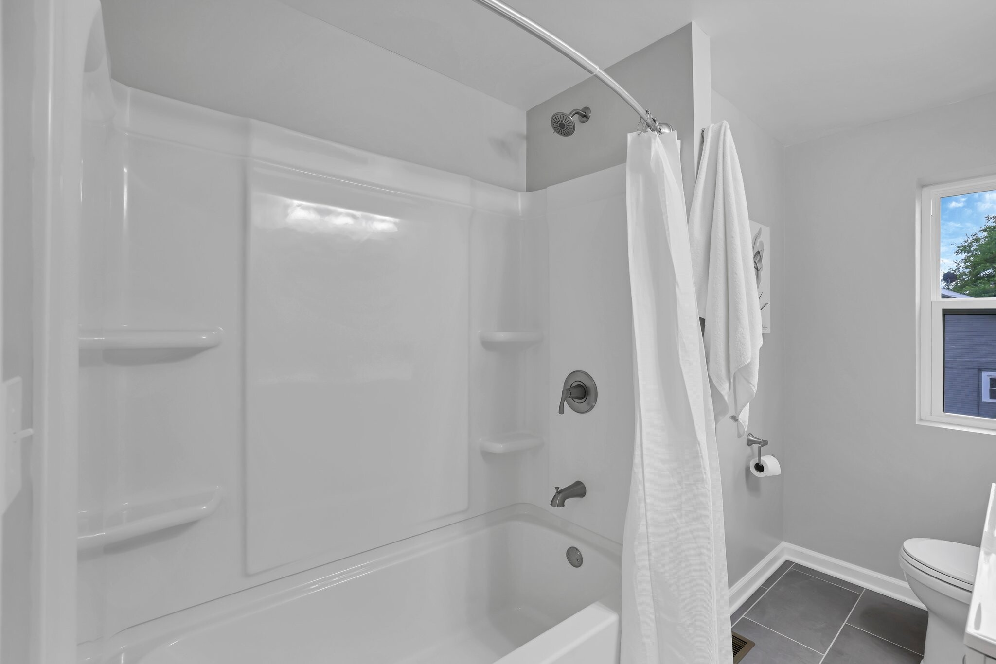 Tub shower combo and curved shower rod - 185 N Harris Ave