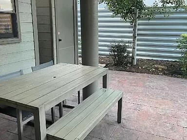 Building Photo - 542 Steele St