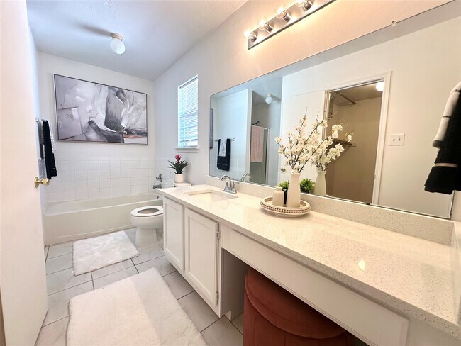 Building Photo - 8223 Golf Green Cir