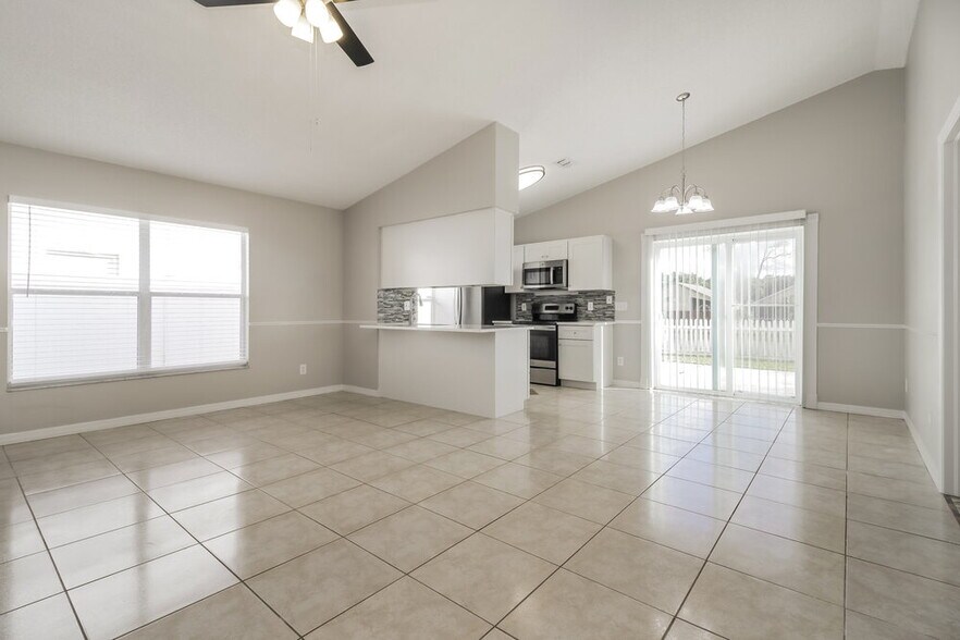 Building Photo - 13710 Glasser Ave