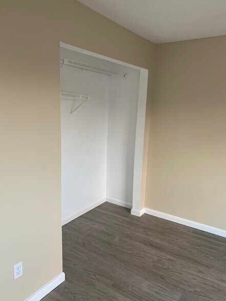 Building Photo - 4240 Village Parkway Cir E