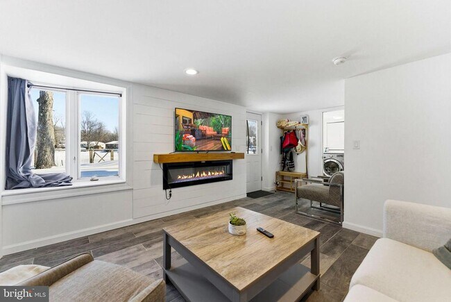 Building Photo - 191 Lakeshore Dr