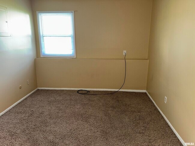 Building Photo - 415 W Cedar Ln Dr