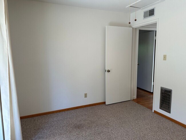 Building Photo - New listing! Beautifully maintained home in convenient location