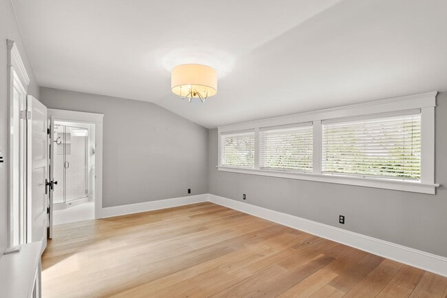 Building Photo - Stunning Portland Heights Craftsman for Re...
