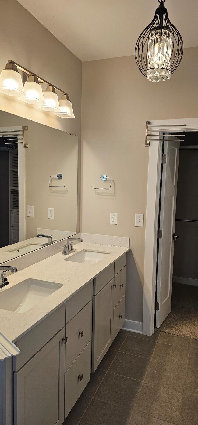 Building Photo - 12631 ES Draper Dr