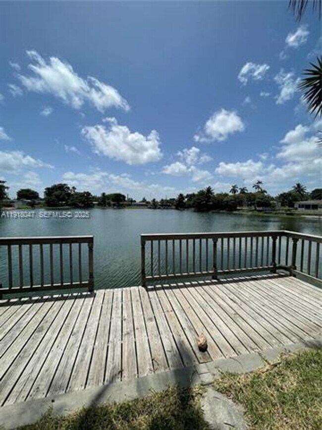 Building Photo - 232 SW 7th Ave