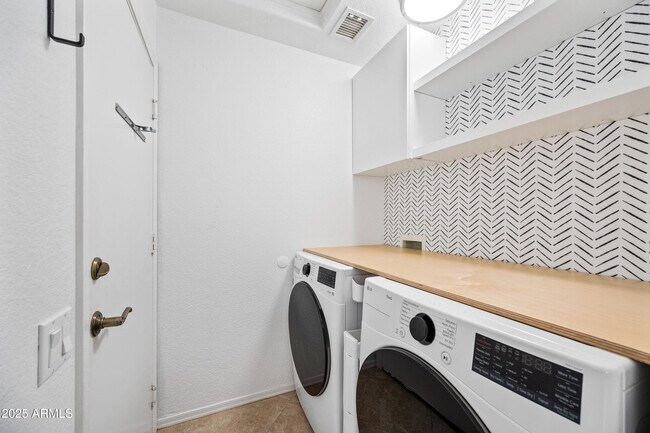 Building Photo - 2508 E Paraiso Dr