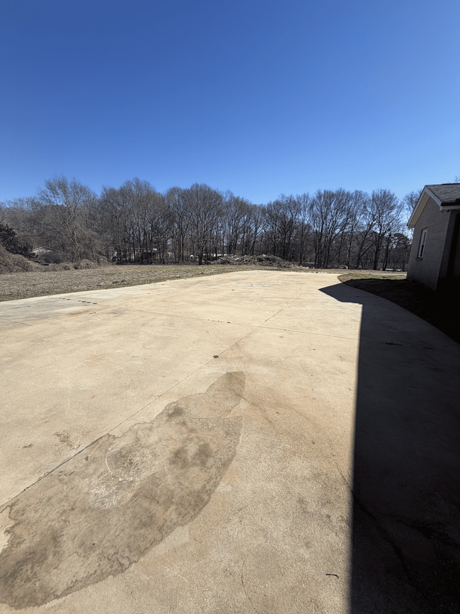 Building Photo - 2,000 square feet - Residential or Commercial Use