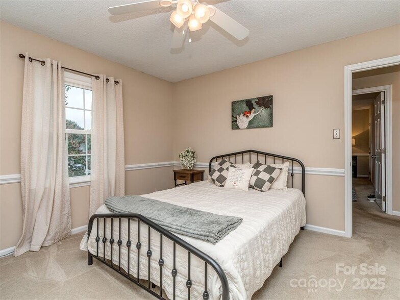 Building Photo - 8715 Parkchester Dr