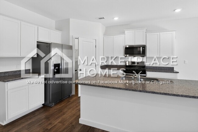Building Photo - 3220 Highline Dr