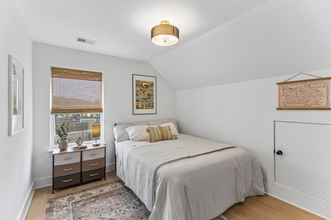 Building Photo - 2025 Pleasant Cv