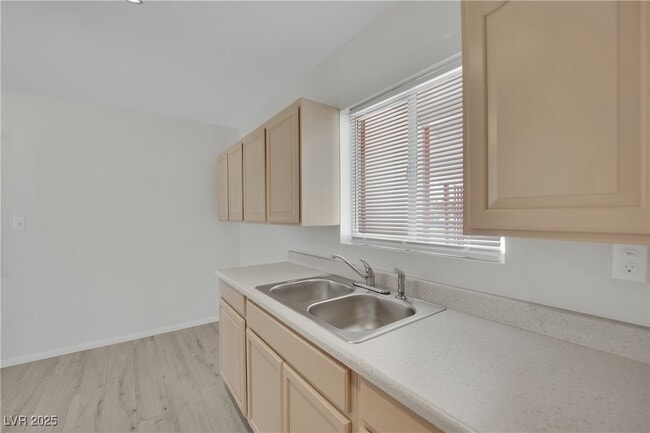 Building Photo - 2016 Linden Ave