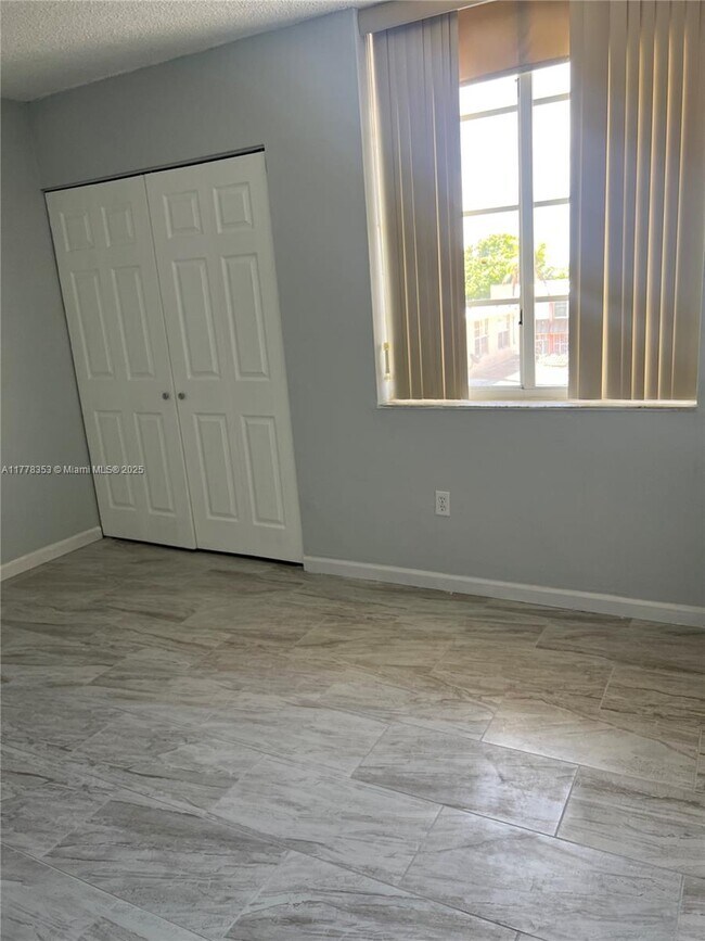 Building Photo - 1062 W 42nd Pl