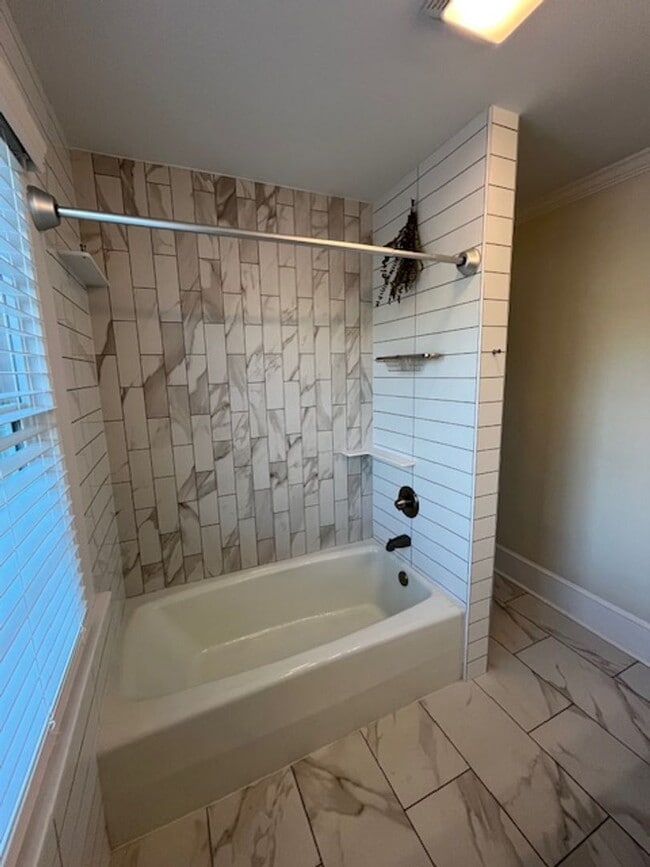 Building Photo - Beautifully Updated House in Forest Hills!