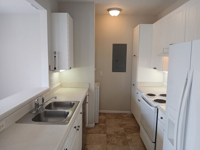 Building Photo - 5821 Ludington Dr