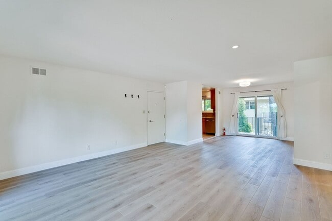 Building Photo - Top floor 2 Bed 2 Bath Condo in Los Altos!