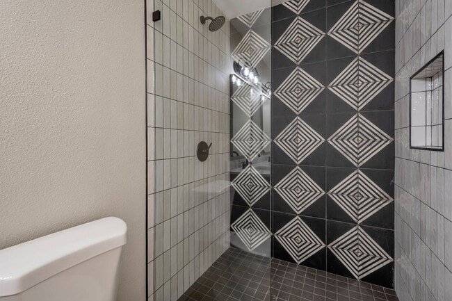 Building Photo - Super Nice Remodeled Home with Pool Close to ASU