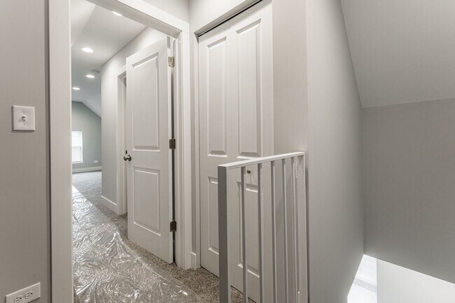 Building Photo - 926 W 32nd Pl