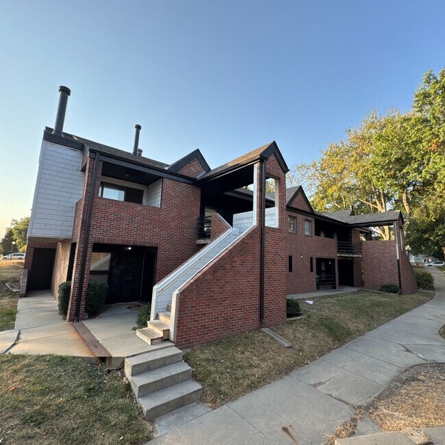 Building Photo - Unique two bedroom 1 1/2 bath with additio...