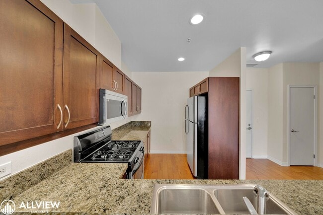 Building Photo - Location, Luxury, and Lifestyle – Top Floo...