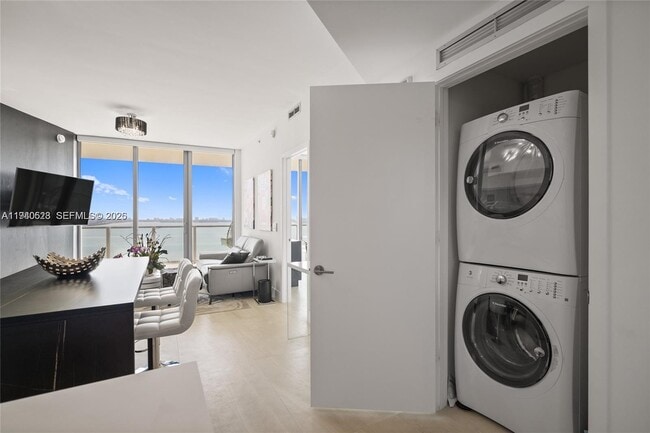 Building Photo - 2900 NE 7th Ave