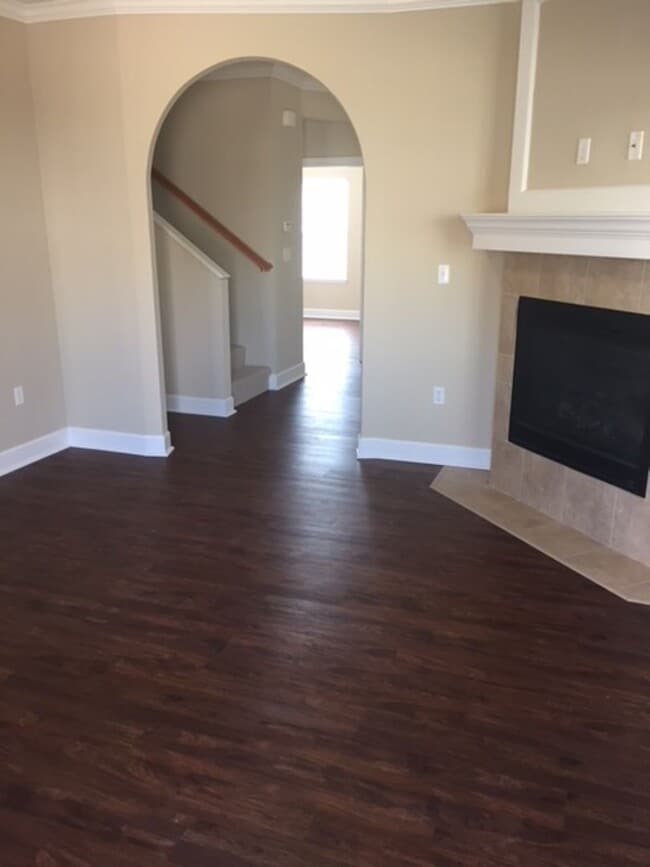 Building Photo - Gorgeous 4 bed 3.5 bath at Lake Pointe Villas!