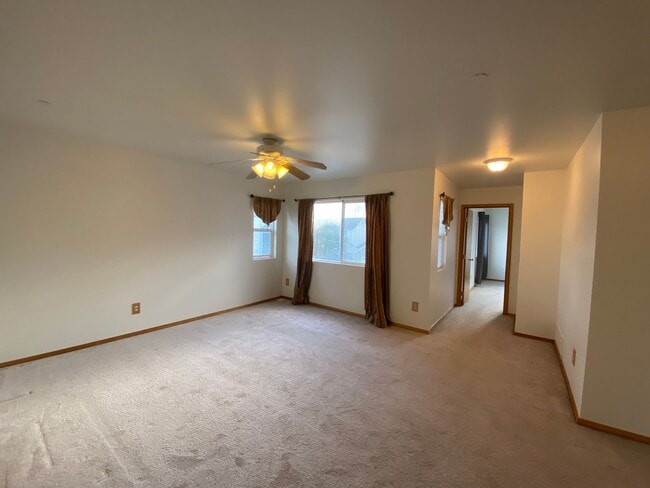 Building Photo - Large Dupont Home ~ Northwest Landing Comm...