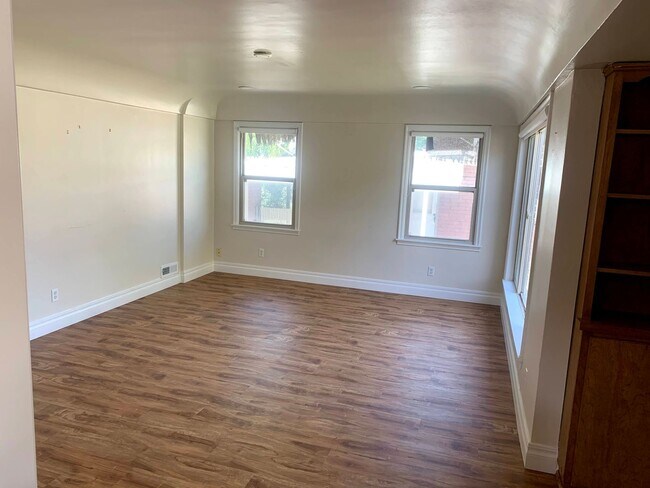 Building Photo - 130 E 400 N