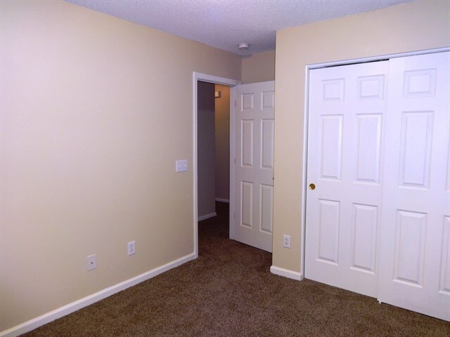 Building Photo - 554 Holiday Dr