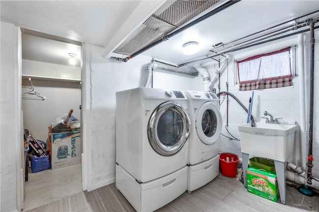 Building Photo - 85 Barrows Ave