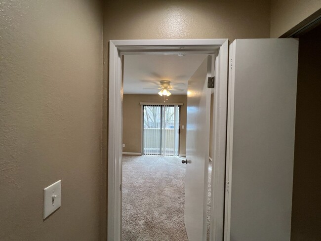 Building Photo - 3 bedroom condo in gated community!