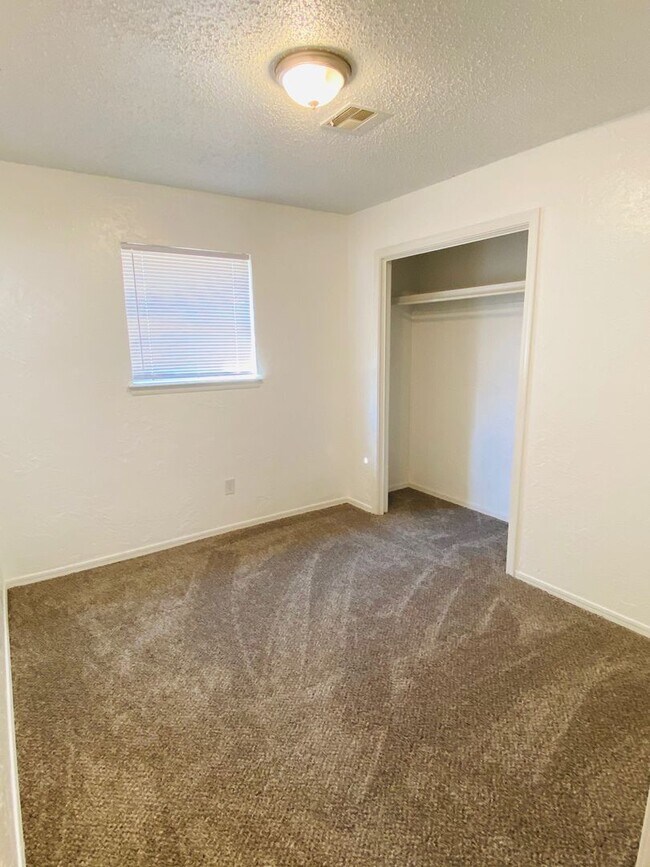 Building Photo - 305 S Fifth