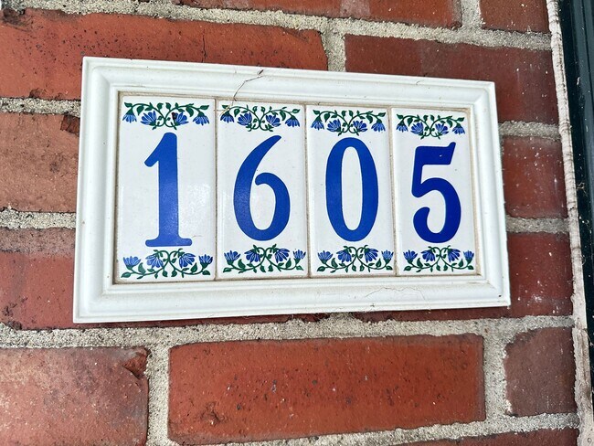 Building Photo - Charming 2-Bedroom Cottage-Style Home!