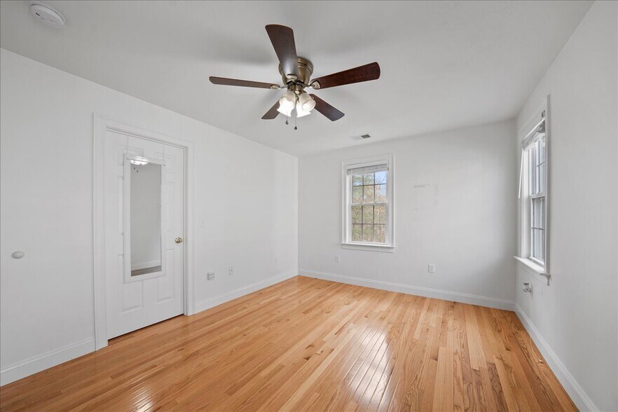 Building Photo - 6 Longview Cir