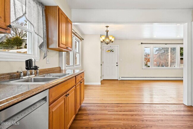 Building Photo - 165 S Pine Ave