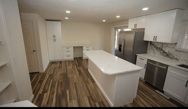 Building Photo - 6252 S Ash Cir W