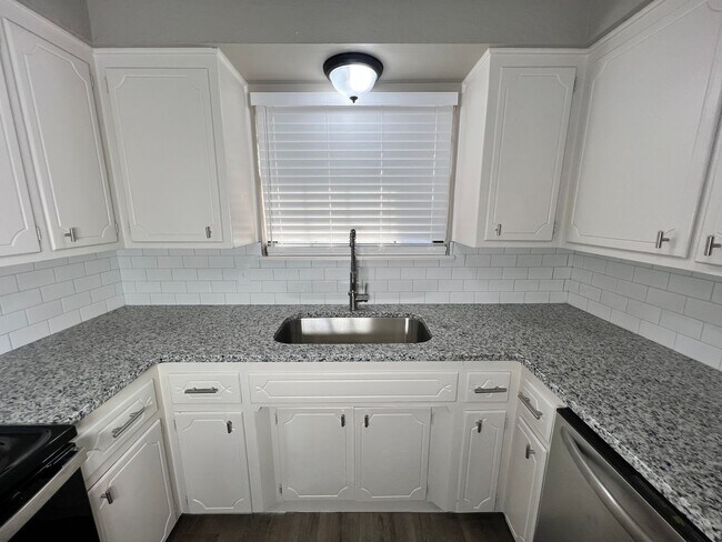 Building Photo - 134 NE Fullerton- Hot new listing!