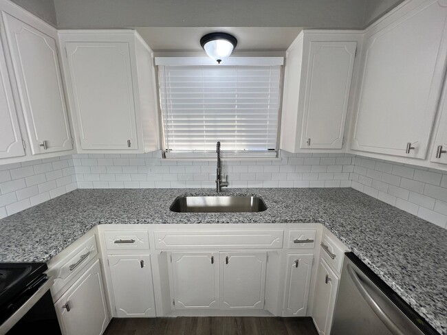 Building Photo - 134 NE Fullerton St