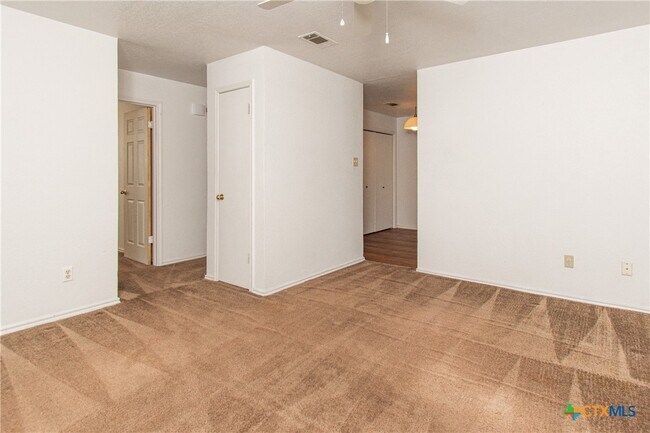Building Photo - 1703 Cedarhill Dr