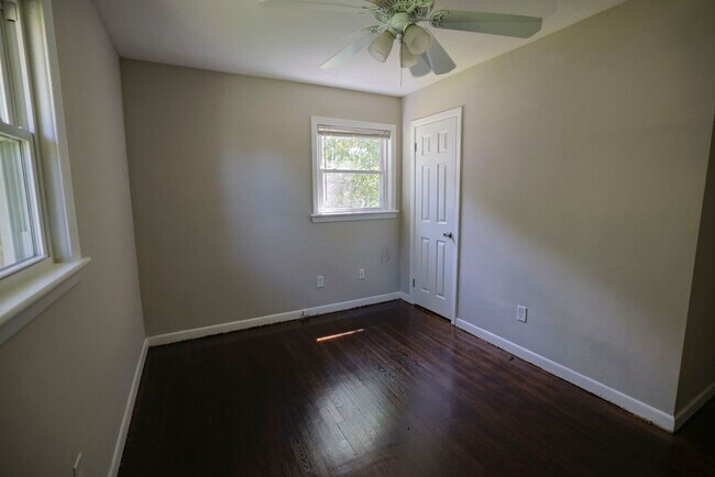 Building Photo - Fully Remodeled & Move-in Ready!