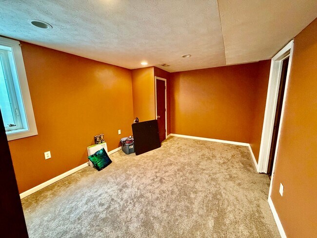 Building Photo - Spacious 3 Bedroom 2 Bathroom Home - Large Backyard!